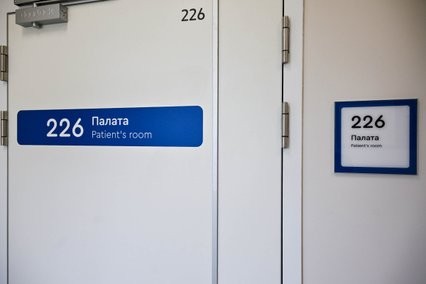 Юрист Хаминский напомнил, что в частных клиниках можно лечиться по полису ОМС