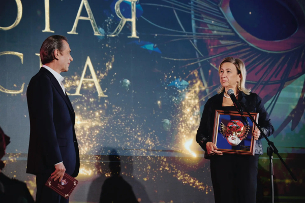 Ирада Аюпова приняла специальную премию &laquo;Золотая маска&raquo; для Раиса Татарстана
